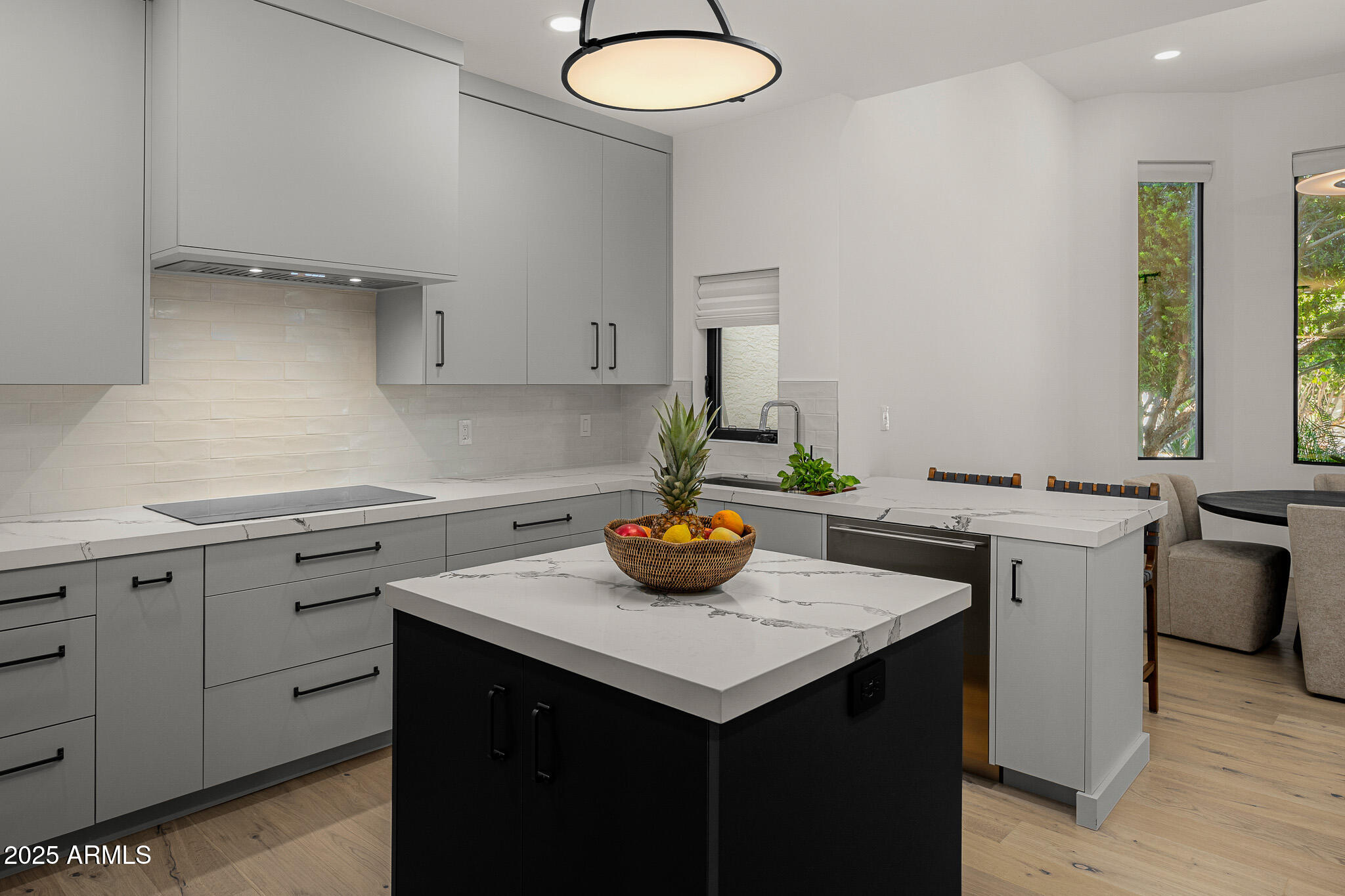 10041 North 52nd Place Paradise Valley, AZ 85253 - Photo 6 of 31 kitchen