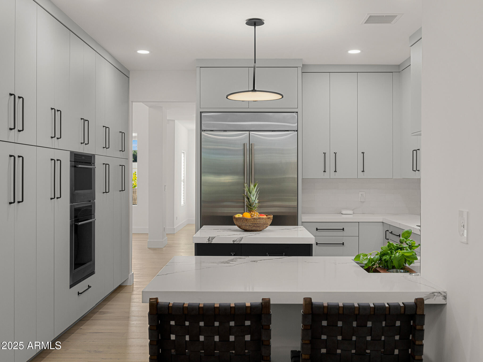 10041 North 52nd Place Paradise Valley, AZ 85253 - Photo 7 of 31 kitchen bar