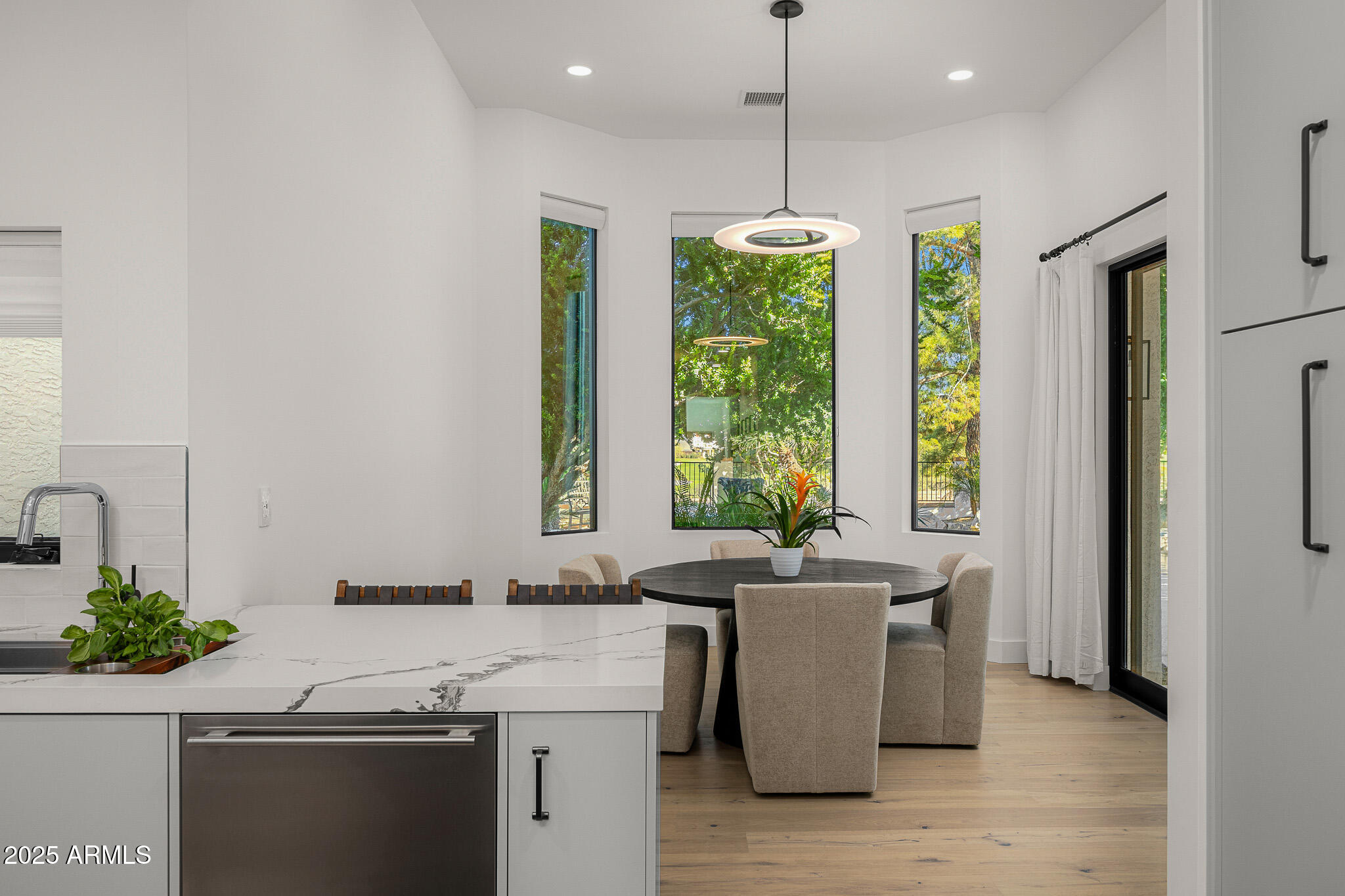 10041 North 52nd Place Paradise Valley, AZ 85253 - Photo 8 of 31 kitchen and dining