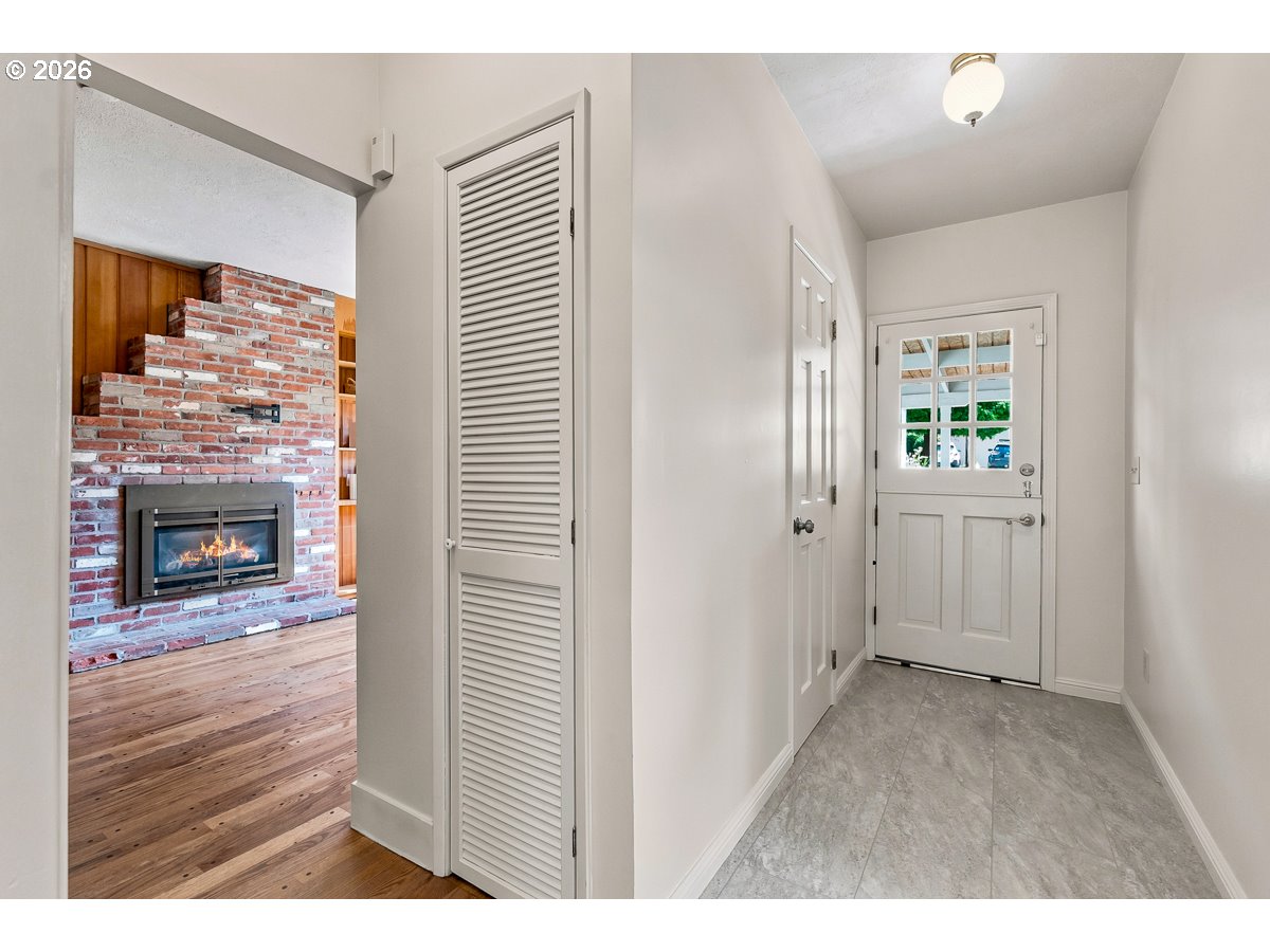 8501 Southwest 7th Avenue Portland, OR 97219 - Photo 7 of 34 Entrance/Foyer