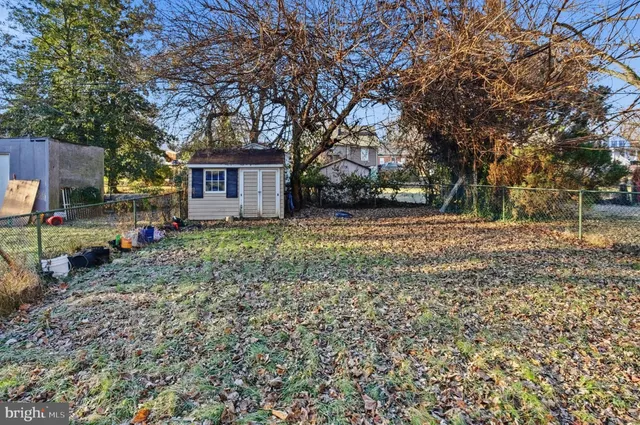 a house view with backyard space