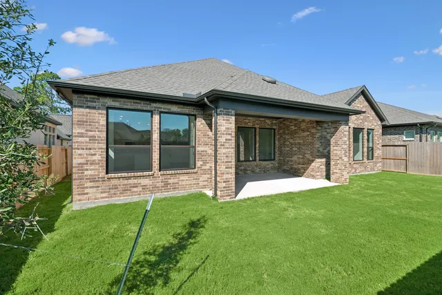 a view of front of a house with a yard