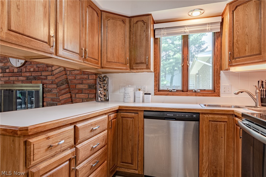 448 Sandhurst Road Akron, OH 44333 - Photo 12 of 34 Gallery Image 12