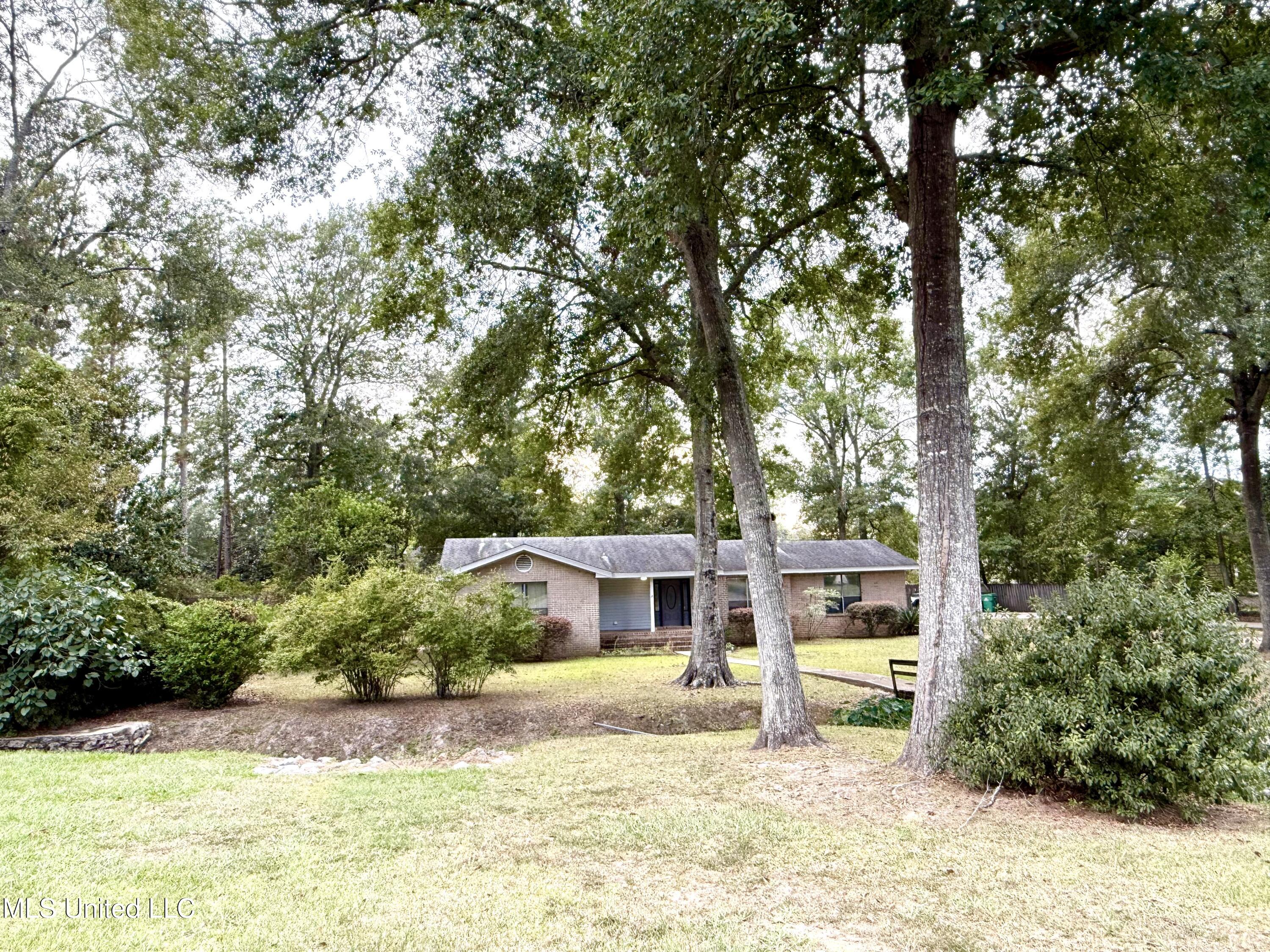 1301 Third Avenue Picayune, MS 39466 - Photo 3 of 55 IMG_8695