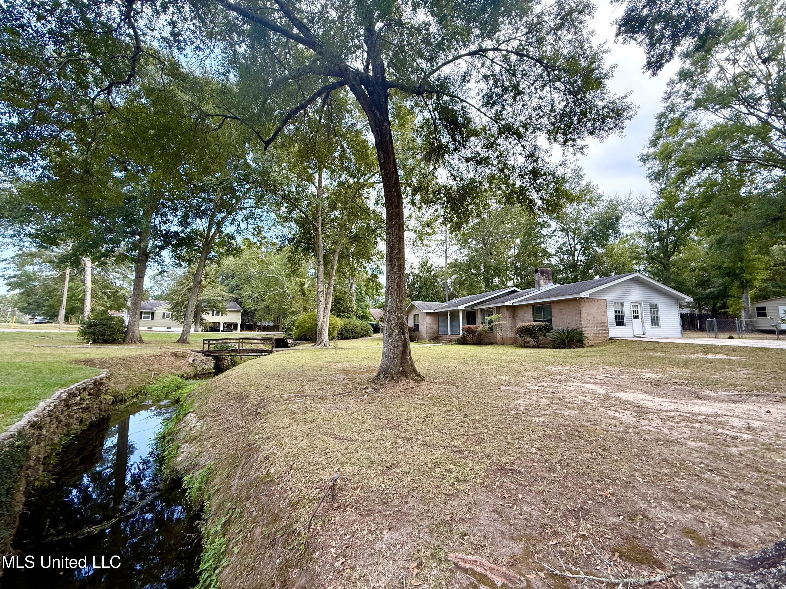 1301 Third Avenue Picayune, MS 39466 - Photo 6 of 55 IMG_8639