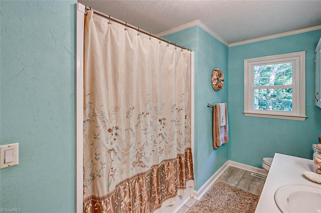 614 Inwood Road Asheboro, NC 27205 - Photo 19 of 33 Hall bath