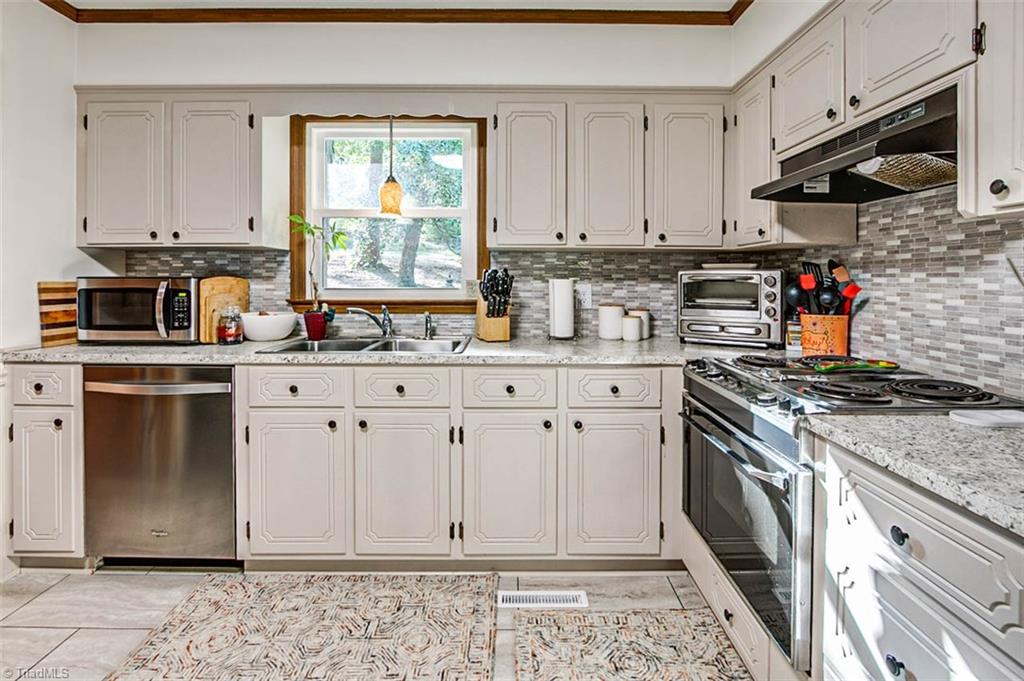 614 Inwood Road Asheboro, NC 27205 - Photo 7 of 33 Kitchen, new backsplash & paint
