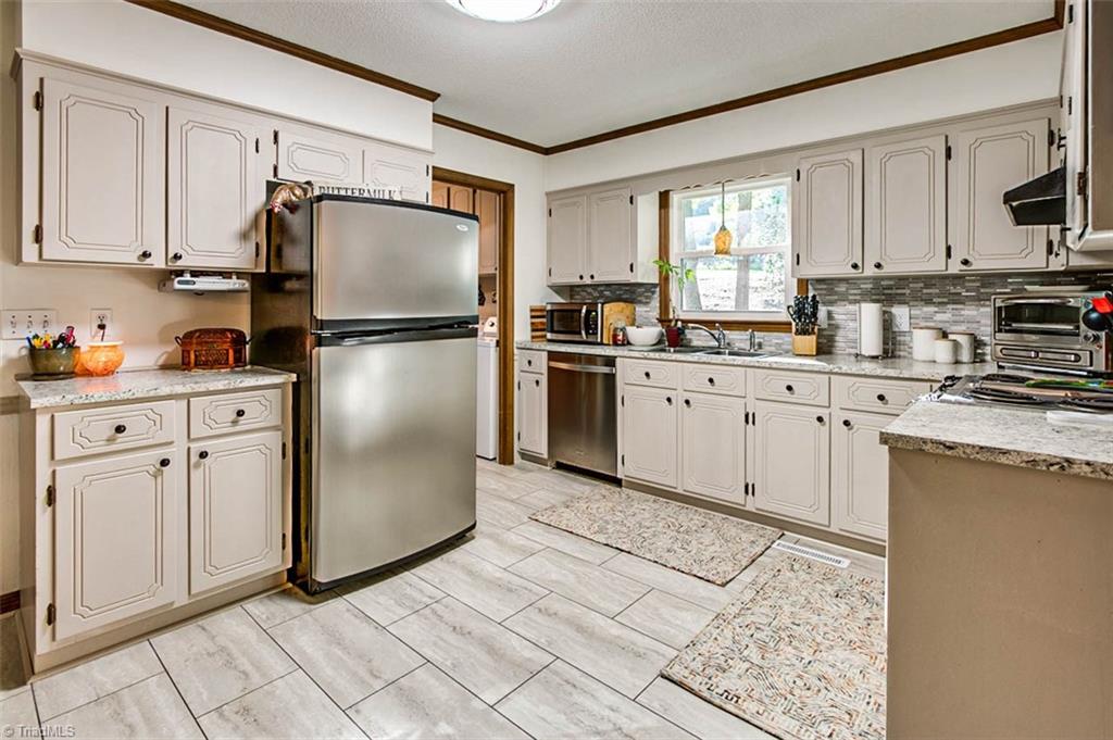 614 Inwood Road Asheboro, NC 27205 - Photo 8 of 33 Kitchen, new counters