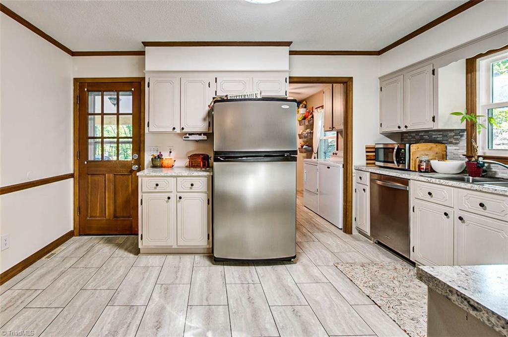 614 Inwood Road Asheboro, NC 27205 - Photo 9 of 33 Kitchen, all appliances remain