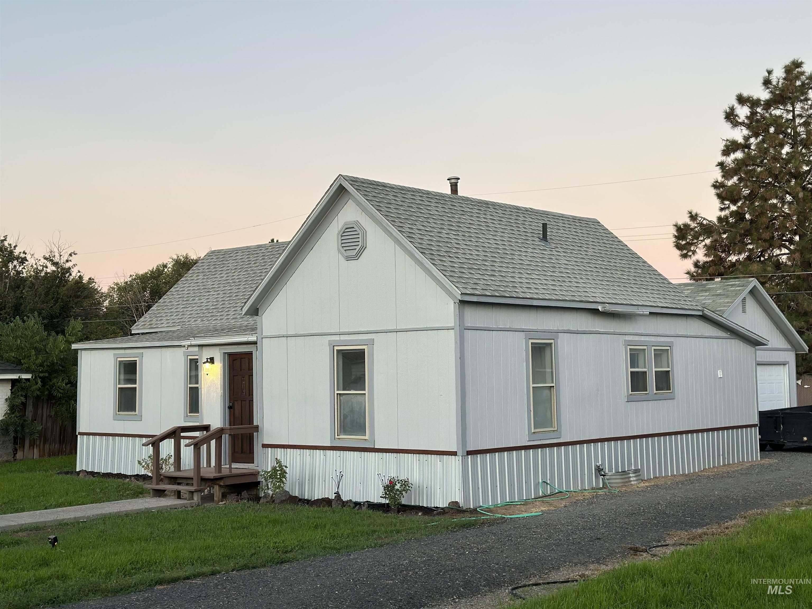 225 Oregon Street Gooding, ID 83330 - Photo 4 of 33