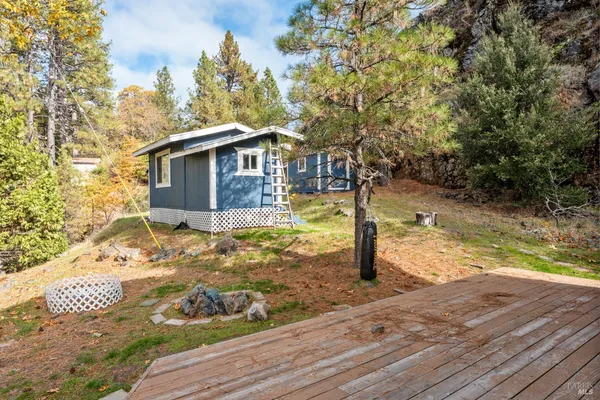 a view of a house with backyard