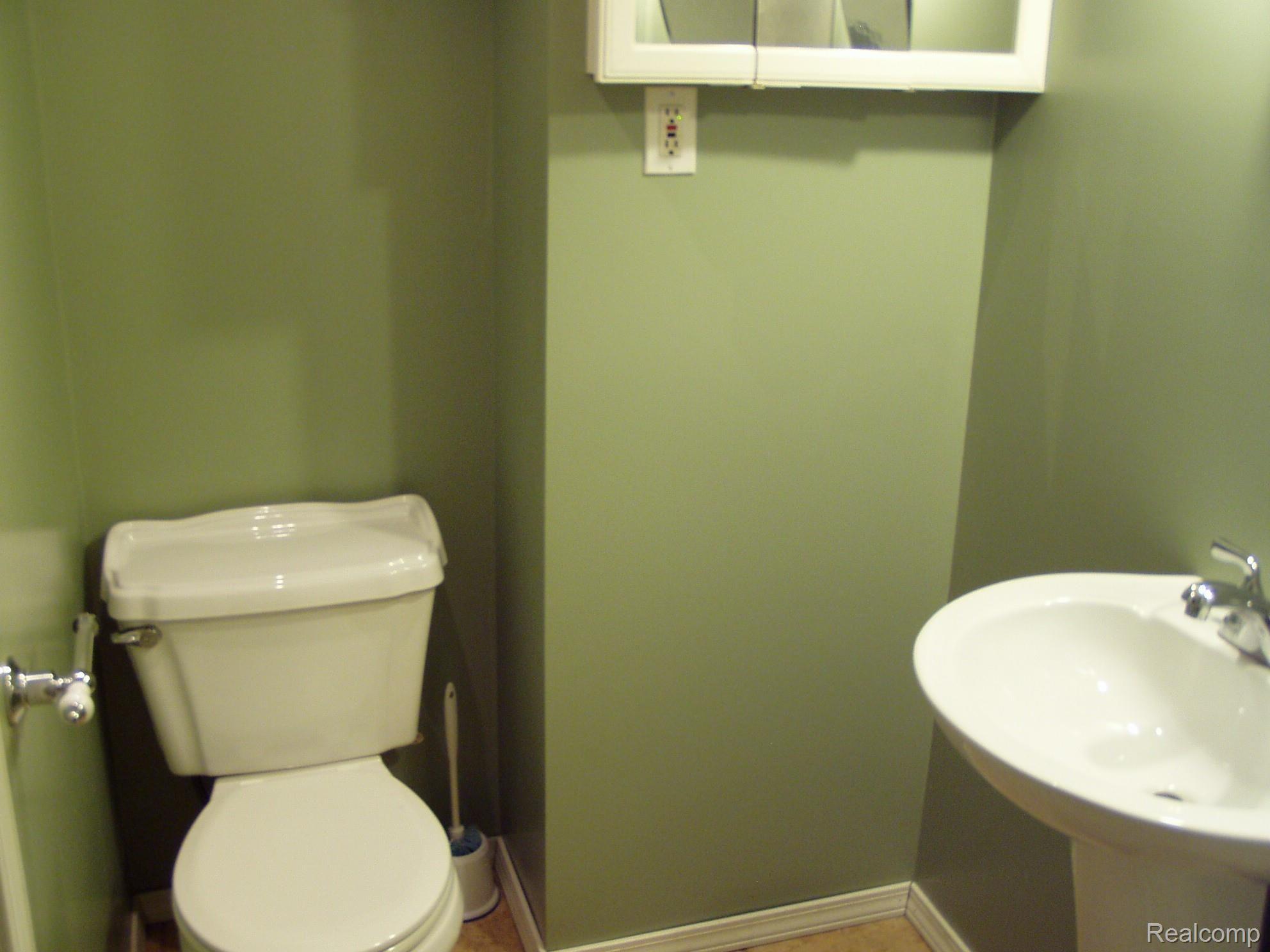 9735 Middlebelt Road Livonia, MI 48150 - Photo 15 of 23 Downstairs bathroom
