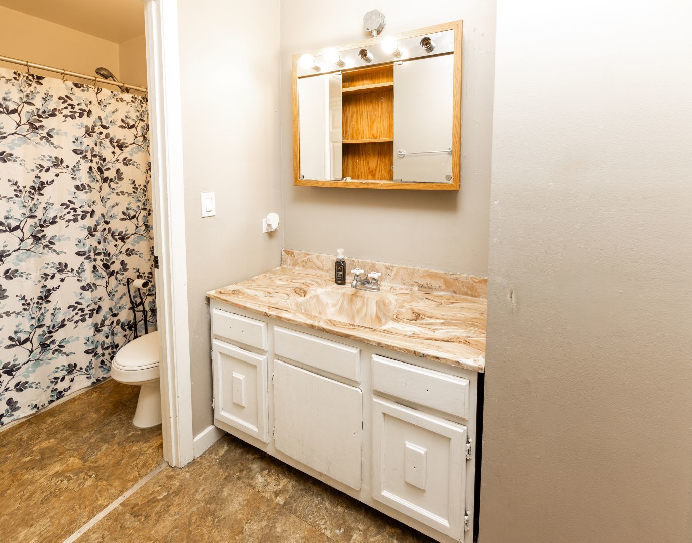 902 Kenneth Circle, Unit 6 Elgin, IL 60120 - Photo 14 of 24 a bathroom with a sink toilet and mirror