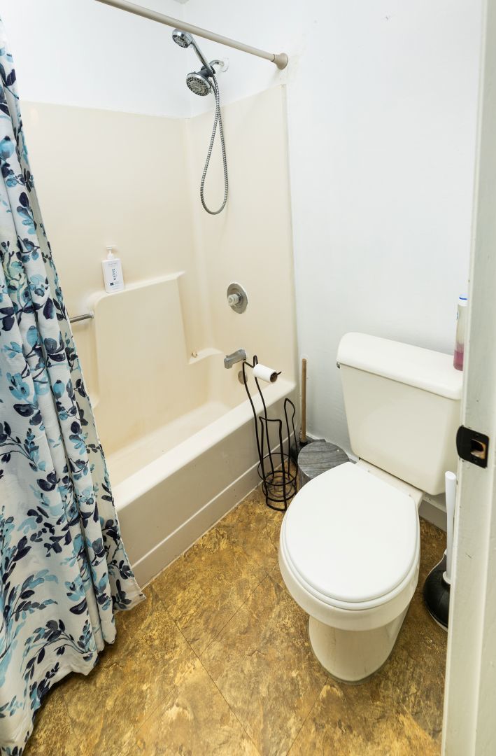 902 Kenneth Circle, Unit 6 Elgin, IL 60120 - Photo 15 of 24 a bathroom with a toilet and a shower