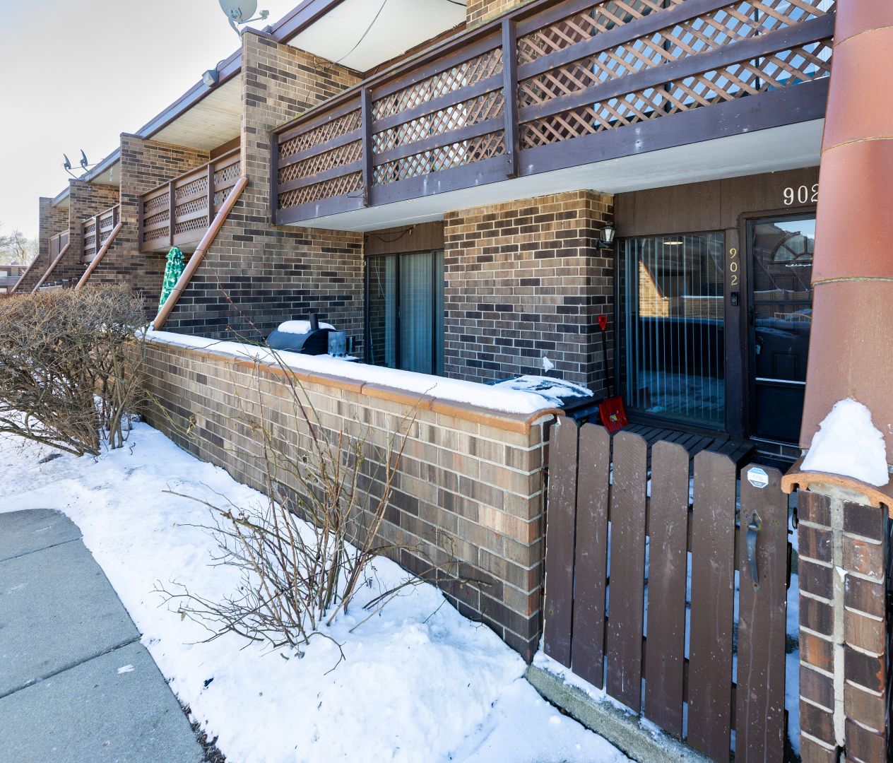 902 Kenneth Circle, Unit 6 Elgin, IL 60120 - Photo 21 of 24 a view of a entrance of the building
