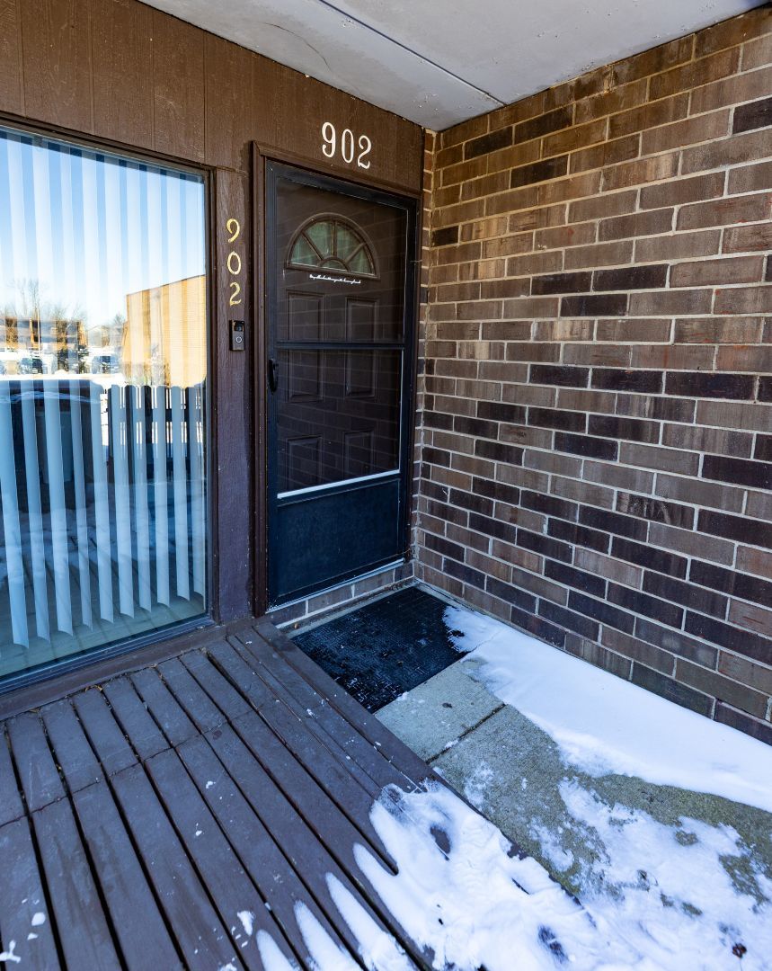 902 Kenneth Circle, Unit 6 Elgin, IL 60120 - Photo 23 of 24 a view of wooden door