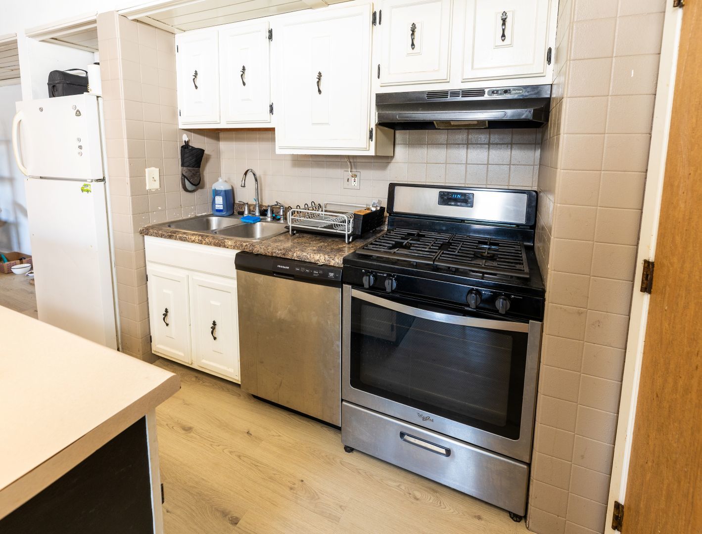 902 Kenneth Circle, Unit 6 Elgin, IL 60120 - Photo 6 of 24 a kitchen with granite countertop white cabinets and white appliances