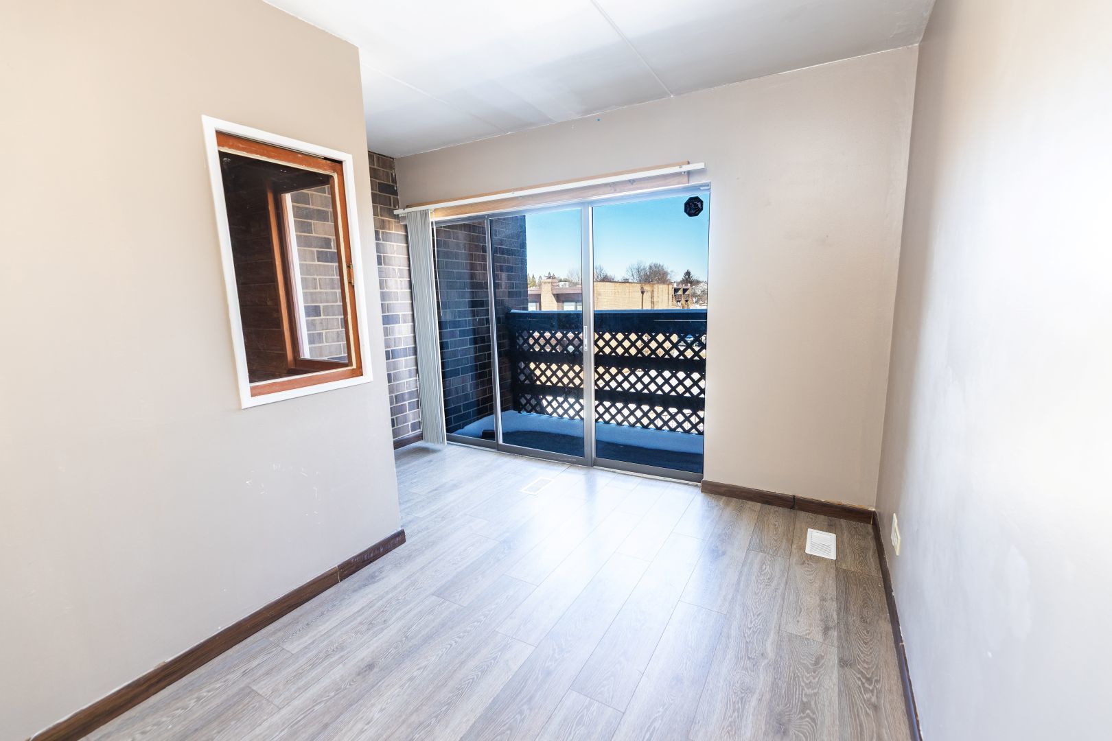 902 Kenneth Circle, Unit 6 Elgin, IL 60120 - Photo 8 of 24 a view of a hallway with wooden floor and a window