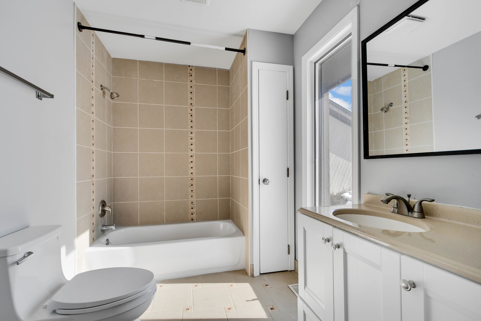 249 Milburn Avenue Crete, IL 60417 - Photo 18 of 46 a bathroom with a sink a toilet and bathtub