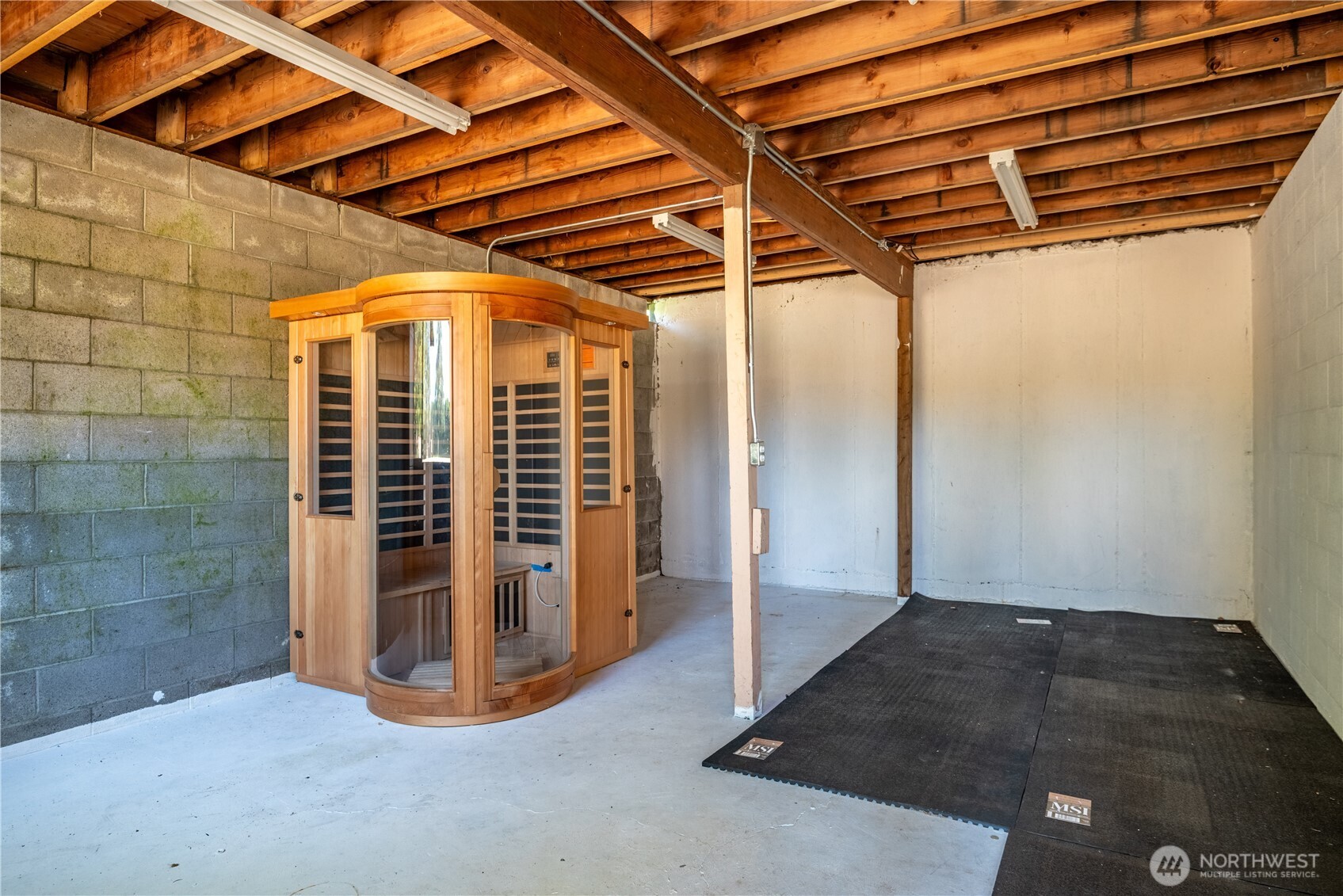2903 Huntington Place Longview, WA 98632 - Photo 32 of 40 a view of a room with wooden floor