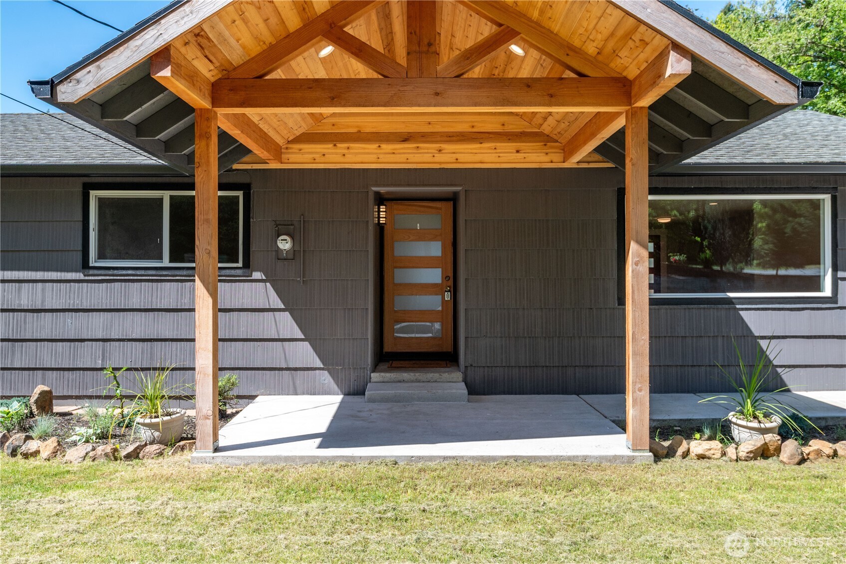 2903 Huntington Place Longview, WA 98632 - Photo 8 of 40 a front view of a house with garden