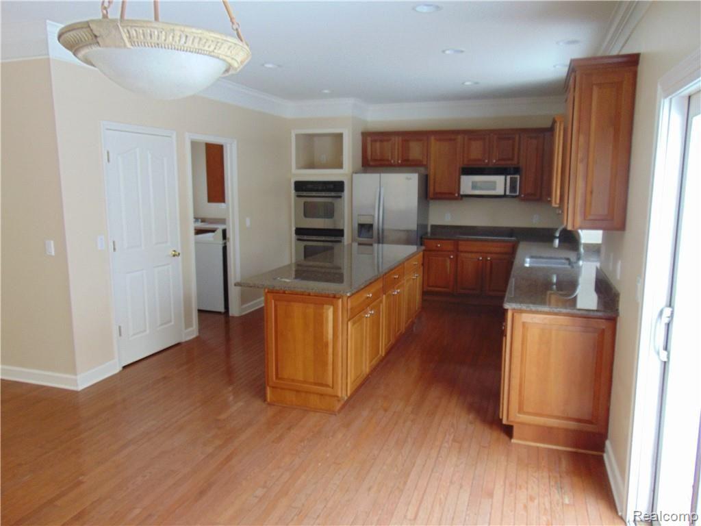5835 Stonehaven Boulevard Rochester, MI 48306 - Photo 10 of 31