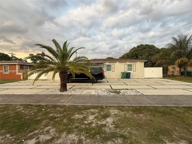 a view of a backyard of the house