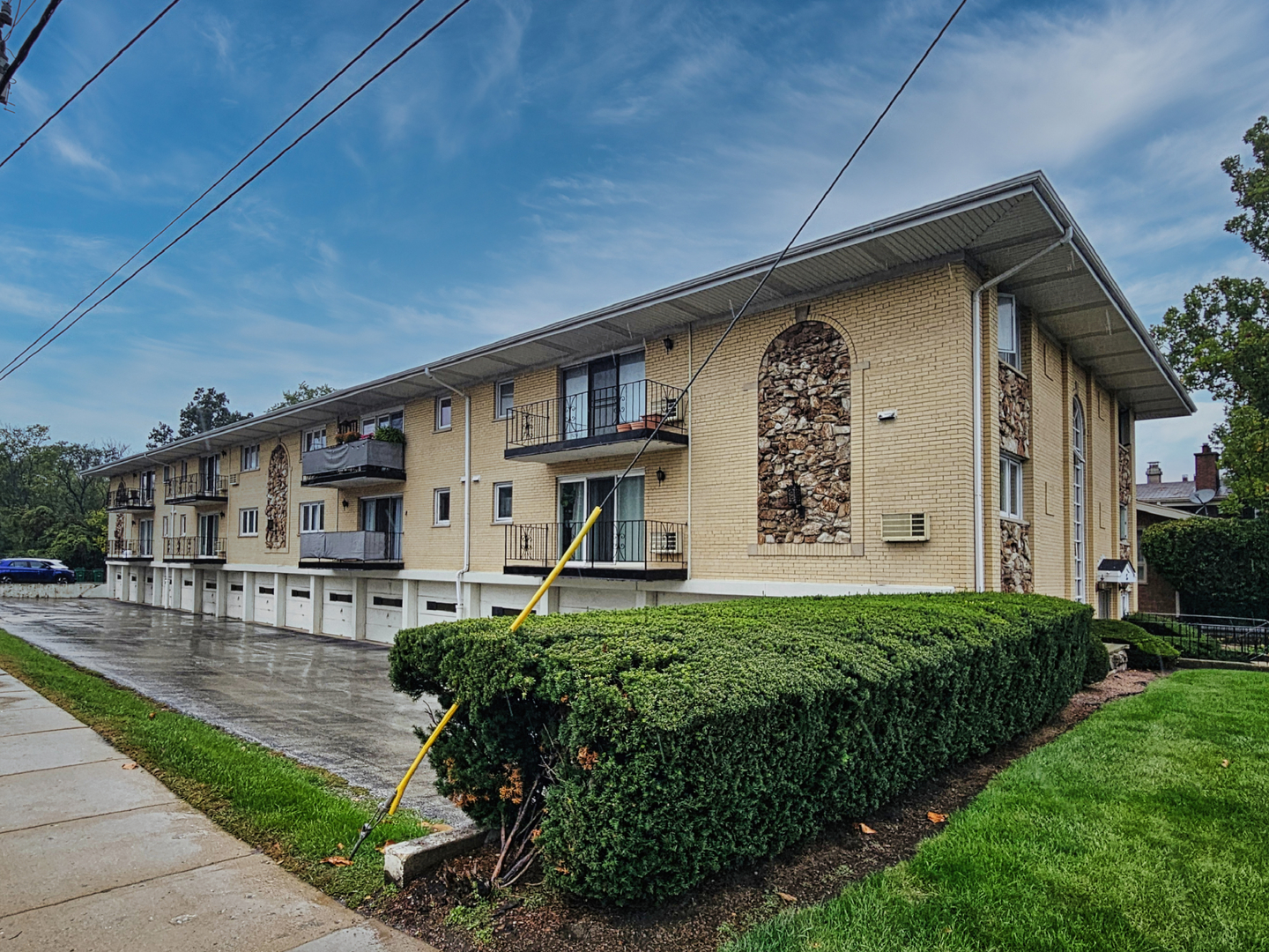 2 North Dee Road, Unit 203 Park Ridge, IL 60068 - Photo 2 of 29 Gallery Image 2