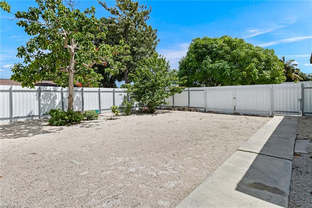 2001 43rd Terrace Southwest Naples, FL 34116 - Photo 25 of 27 a backyard of a house