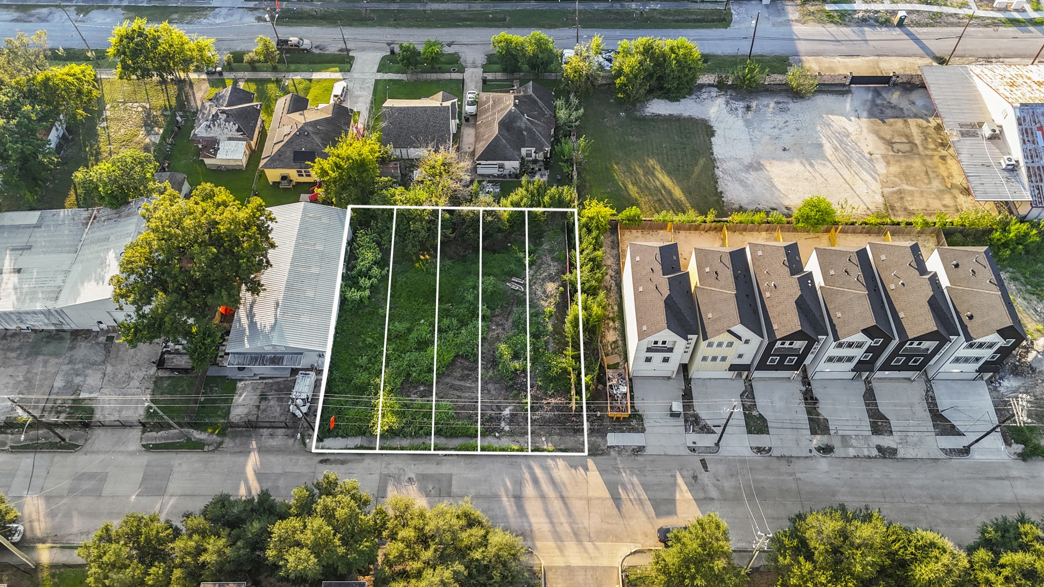 6336 Del Rio Street Houston, TX 77021 - Photo 13 of 20 a backyard of a house with lots of green space and fountain