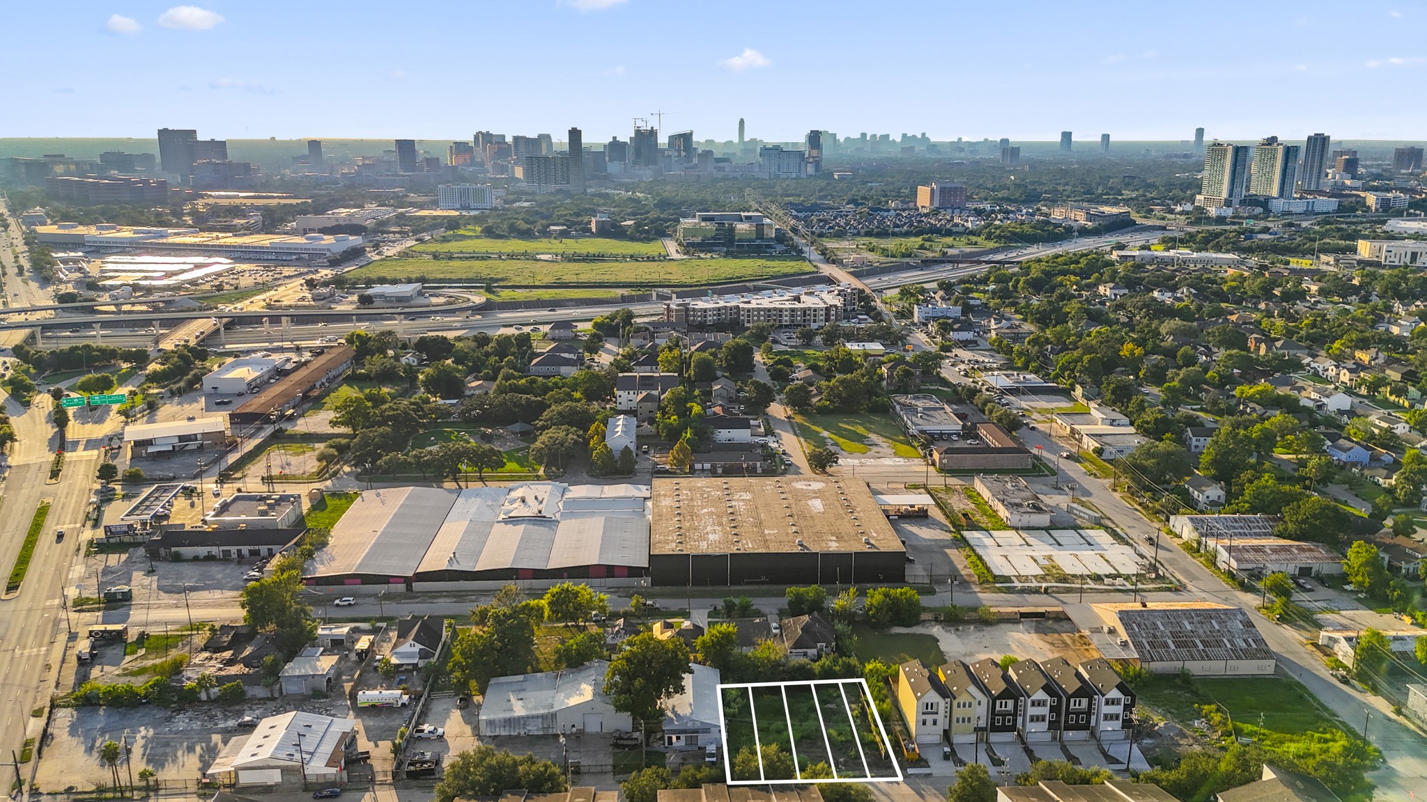 6336 Del Rio Street Houston, TX 77021 - Photo 18 of 20 a view of a city with tall buildings