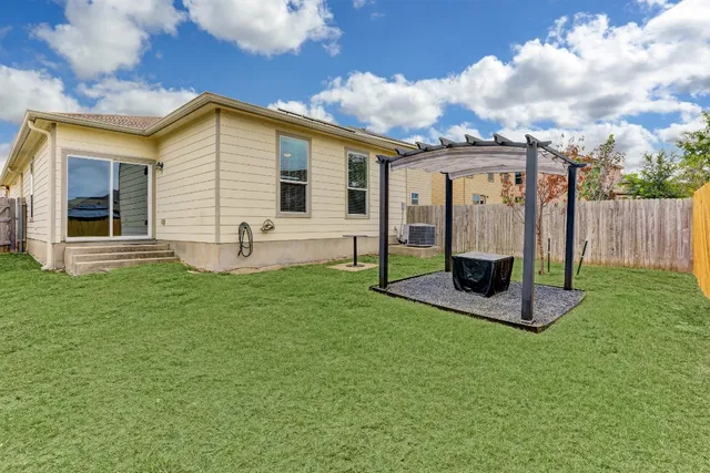 a view of a house with backyard
