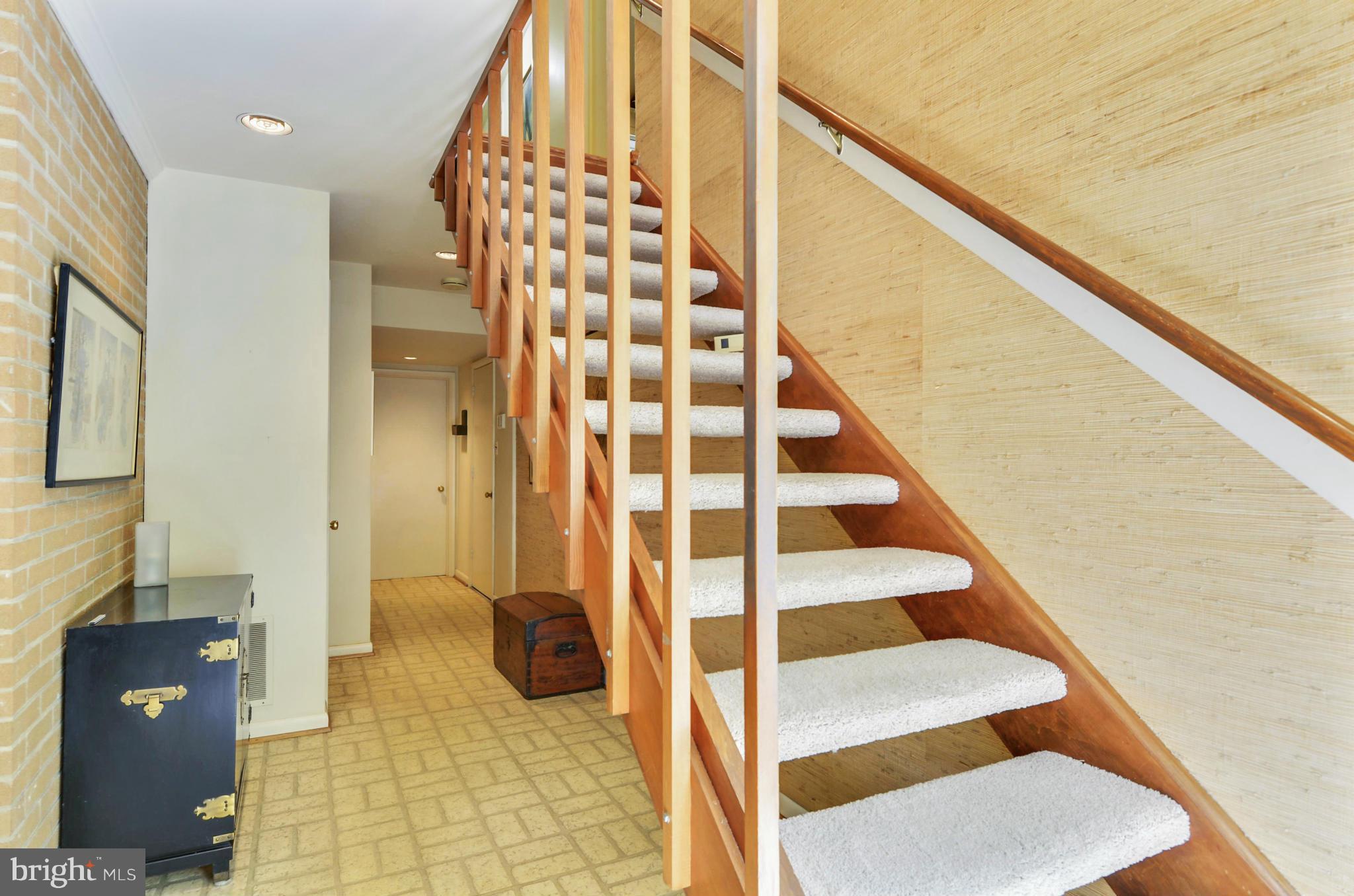 22 Parkside Road Silver Spring, MD 20910 - Photo 19 of 28 staircase