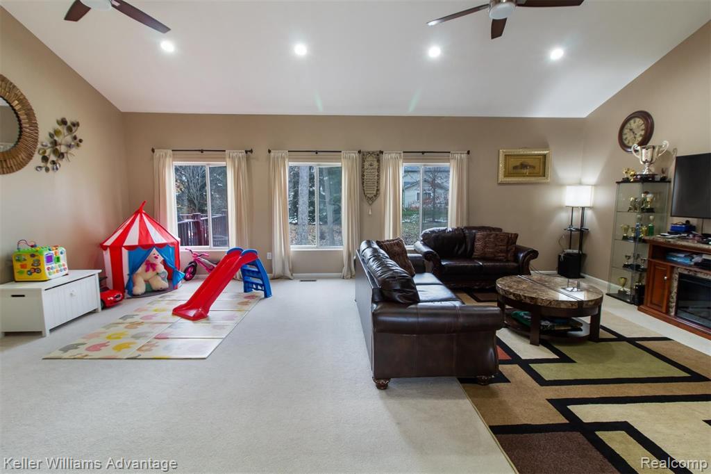 2052 Lagoon Drive Rochester, MI 48309 - Photo 3 of 32