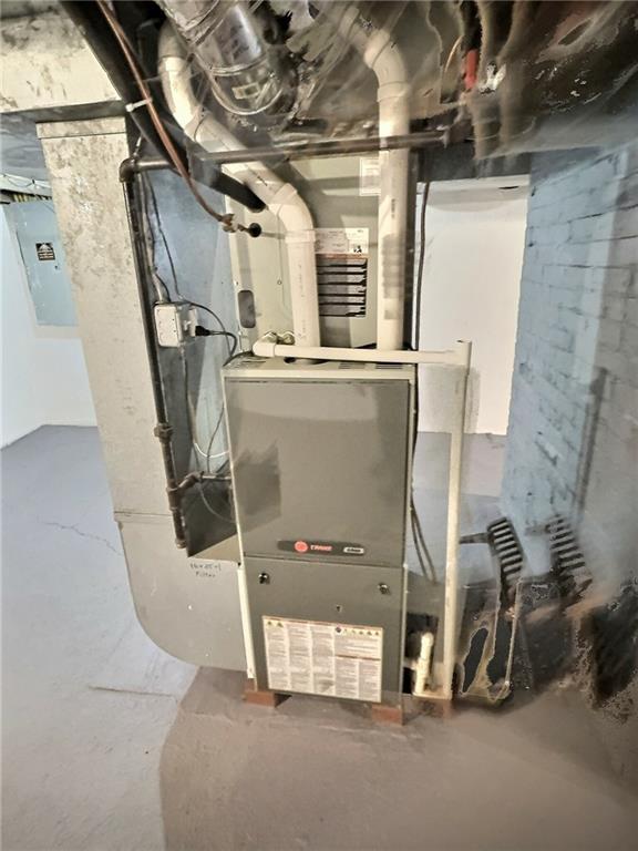 927 Greenhill Road Pittsburgh, PA 15209 - Photo 23 of 41 a utility room with dryer and washer