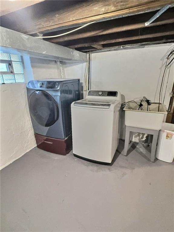 927 Greenhill Road Pittsburgh, PA 15209 - Photo 25 of 41 a utility room with dryer and washer