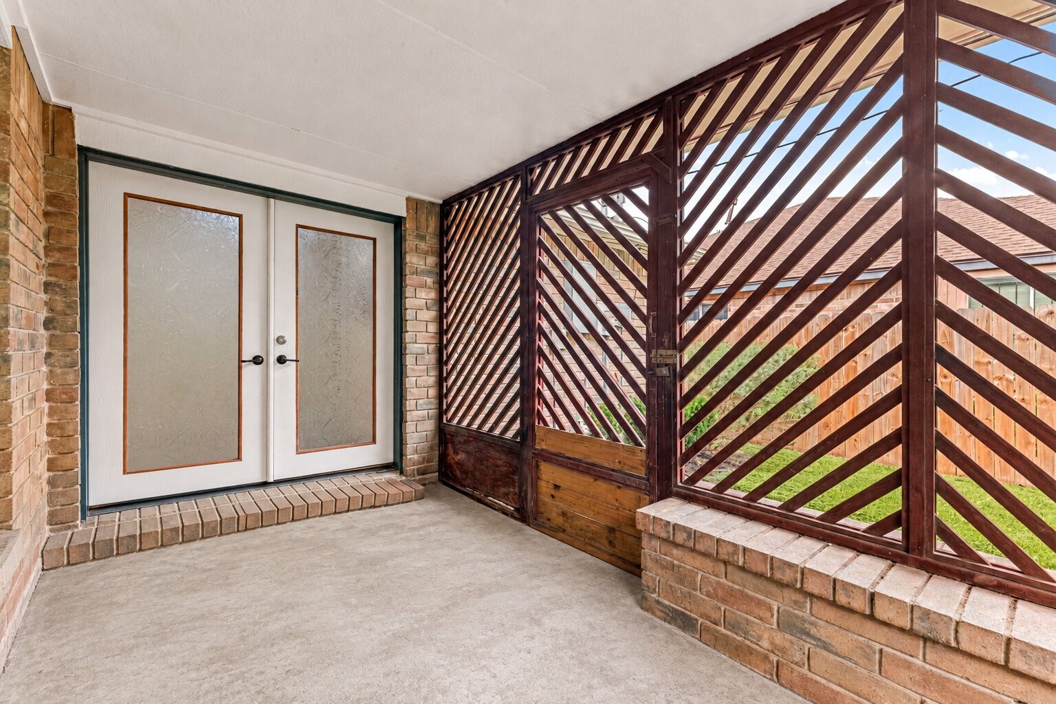 7534 8 Willows Road Houston, TX 77489 - Photo 23 of 32 Enclosed sunroom with brick accents and surrounding windows provides a versatile space for relaxing or casual seating.
