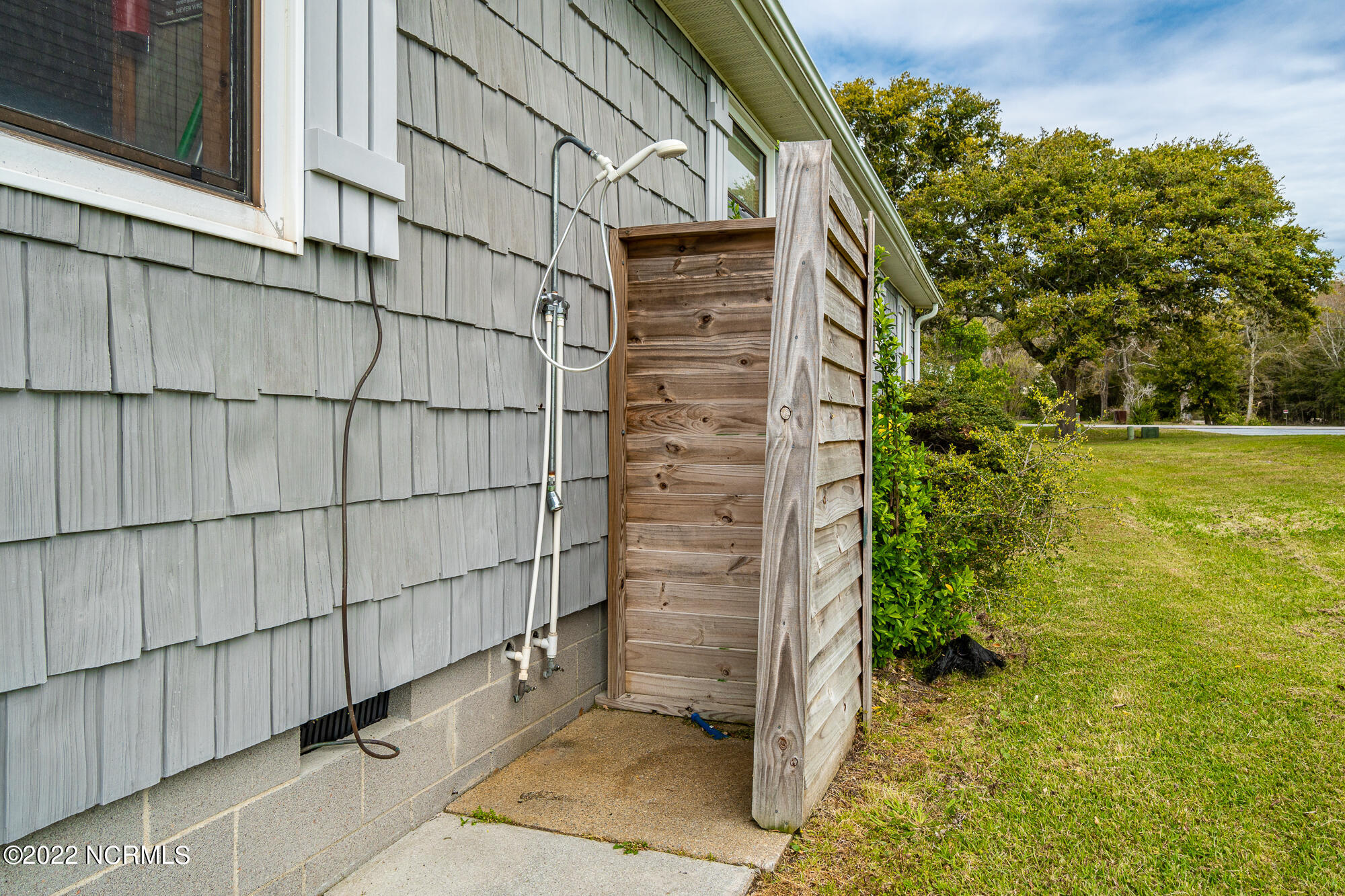 216 Peninsula Manor Road Hubert, NC 28539 - Photo 40 of 54 Outside Shower