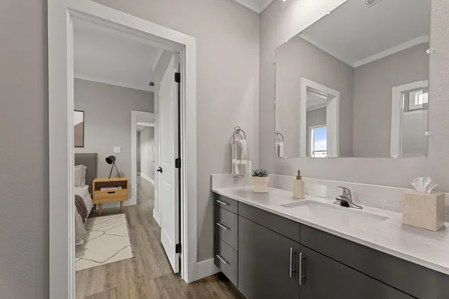 a en suite bathroom with a double vanity sink and mirror