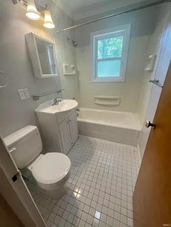 $2,700 | 1822 East 2nd Street, Bloomington, IN 47401