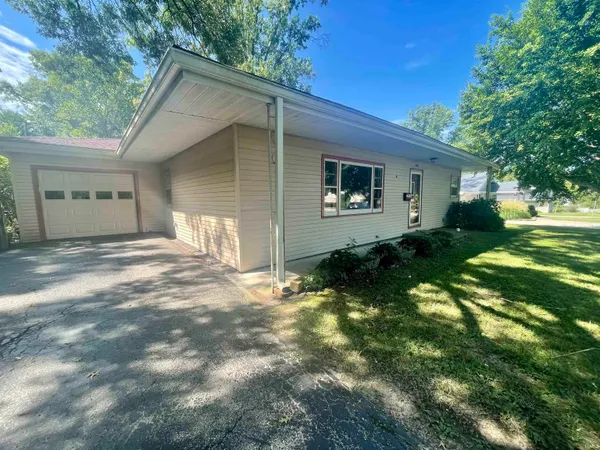 $2,700 | 1822 East 2nd Street, Bloomington, IN 47401