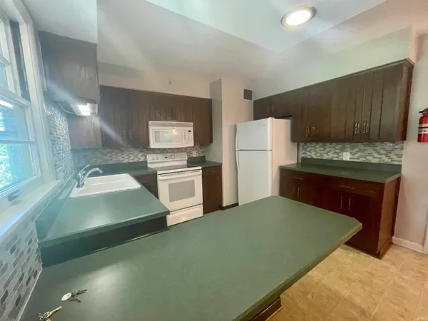 $2,700 | 1822 East 2nd Street, Bloomington, IN 47401