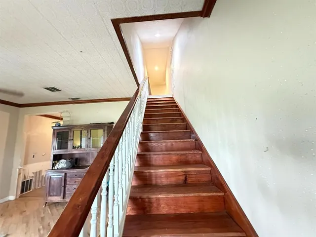 en empty room with ceiling fan and window