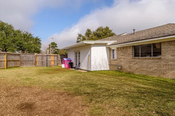 a view of a backyard