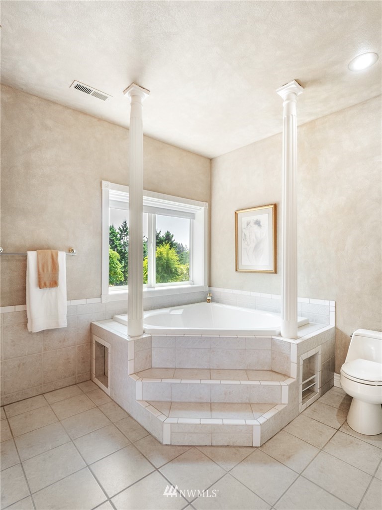 2599 Seminary Hill Road Centralia, WA 98531 - Photo 20 of 29 a spacious bathroom with a bathtub and toilet