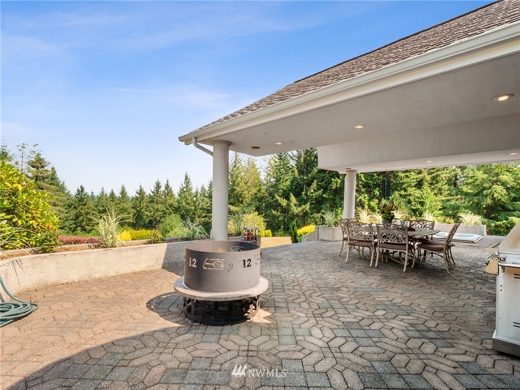 2599 Seminary Hill Road Centralia, WA 98531 - Photo 27 of 29 a view of a patio with table and chairs potted plants with wooden fence