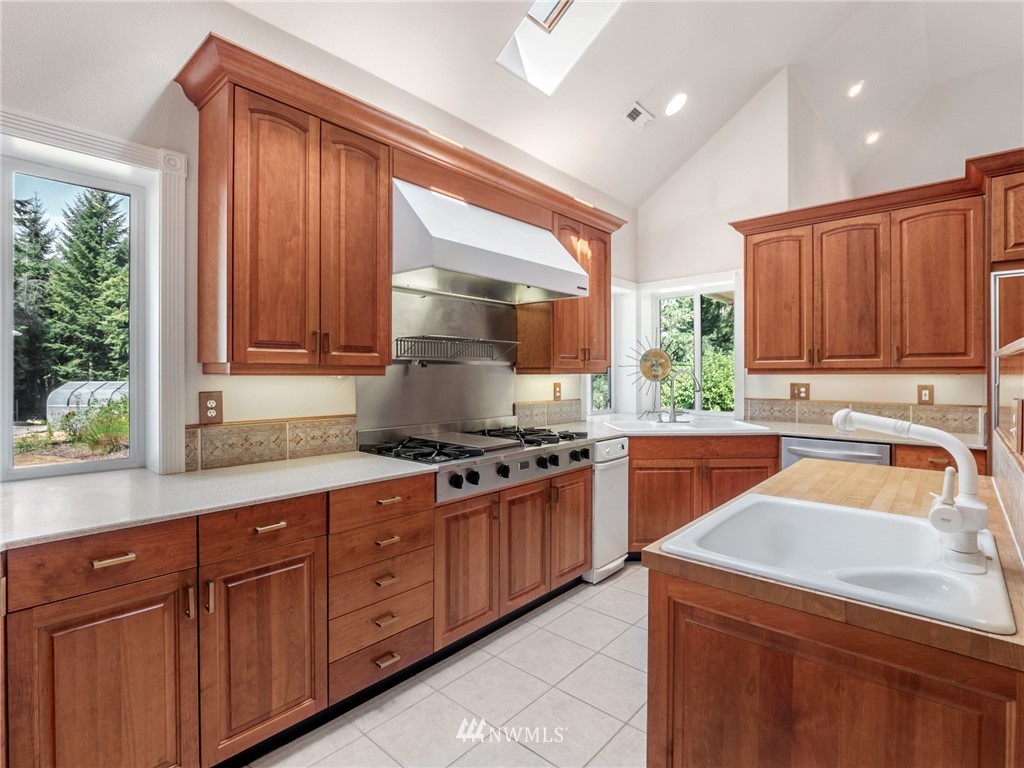 2599 Seminary Hill Road Centralia, WA 98531 - Photo 8 of 29 a kitchen with stainless steel appliances granite countertop a sink a stove and a refrigerator
