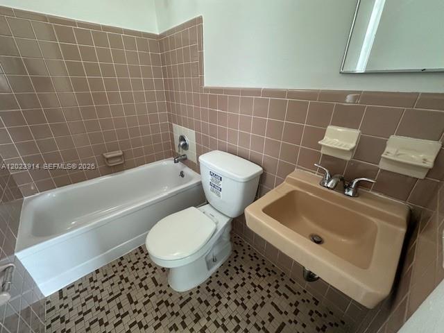 1400 Douglas Road, Unit 17 Coral Gables, FL 33134 - Photo 10 of 16 a bathroom with a sink toilet and bathtub