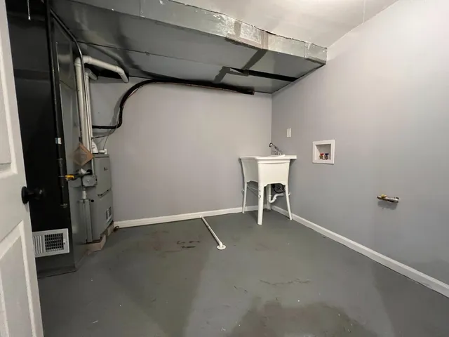 a view of entryway with a yard