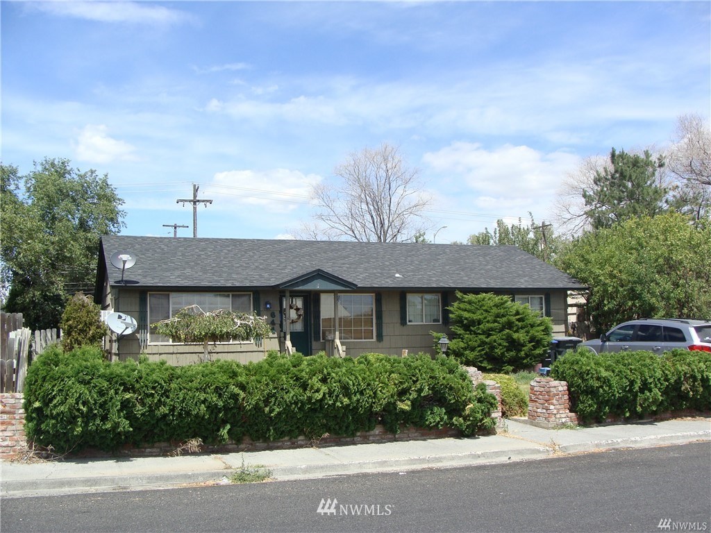 644 West Loop Drive Moses Lake, WA 98837 - Photo 1 of 1 a front view of a house with a garden